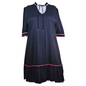 Vestido Camila Savannah Plus Size Preto Babado