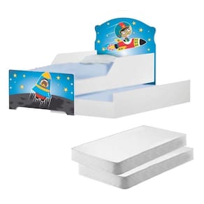 Mini Cama Infantil Com Auxiliar No Espaço Com Colchões
