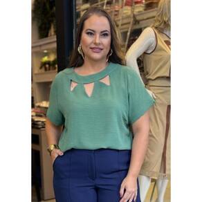 Blusa Lisa Plus Size Detalhe No Decote