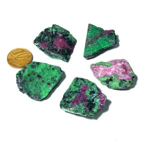 05 Rubi na Zoisita Pedra Bruto Natural 15g 2 a 4cm Classe B