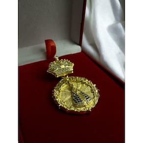 Pingente Santa Abençoado Coroa P - Banhado A Ouro 18K