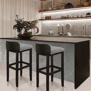 Kit 2 Banquetas Luxo Alta Onix - Base Em Madeira Maciça - Estofado Em Linho Com Composê No Corino