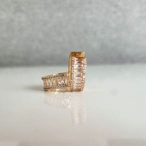 Brinco Argola Trabalhado com Zircônias