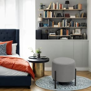 Puff Orgânico Decorativo Redondo Para Sala Pés De Ferro Alaska Linho Cinza Escuro