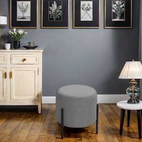 Puff Orgânico Decorativo Redondo Para Sala Pés De Ferro Solares Linho Cinza Escuro