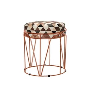 Puff Aramado Babu Com Armação Bronze Estofado Em Suede