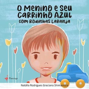 O menino e seu carrinho azul com rodinhas laranjas