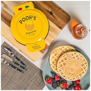 Máquina de Waffle, Tema Disney Ursinho Pooh com Revestimento Antiaderente, 110V 900W, Uncanny Brands, Amarela e Vermelha
