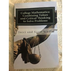 Livro Matemática universitária: combinando valores e pensamento crítico