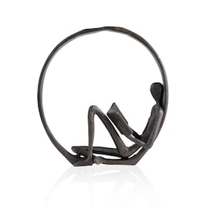 Escultura em suporte para livros Danya B. Leitora cercada contemporânea