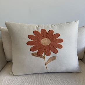Almofada Bordada Margarida com Enchimento Cru