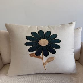 Almofada Bordada Margarida com Enchimento Cru