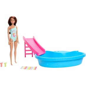 Conjunto de brinquedos para bonecas Barbie e piscina com escorregador, toalha e acesso para bebidas.