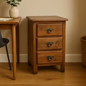 Mesa de Cabeceira Rústica de Madeira com 3 Gavetas – 60cm de Altura