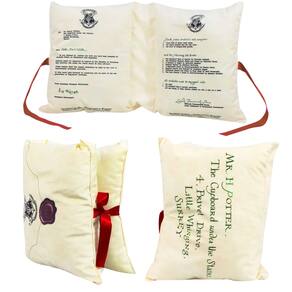 Almofada 3D Carta De Hogwarts Com Laço Aveludada Oficial Harry Potter