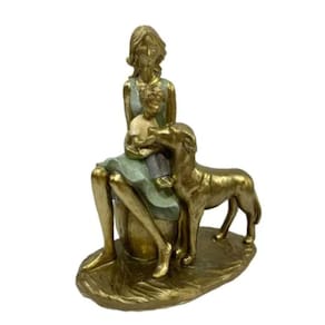 Escultura Decorativa Mãe Com Filho E Cão Dourado De Resina