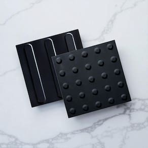 Piso Tátil Alerta Direcional 16Pçs Preto Pvc 25X25 Total 1M