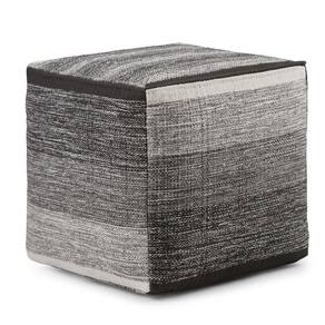 Pufe Cube SIMPLIHOME Naya Boho estampado em algodão mesclado cinza