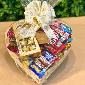 Cesta De Chocolate Formato Coração Com Lindo Laço Presente