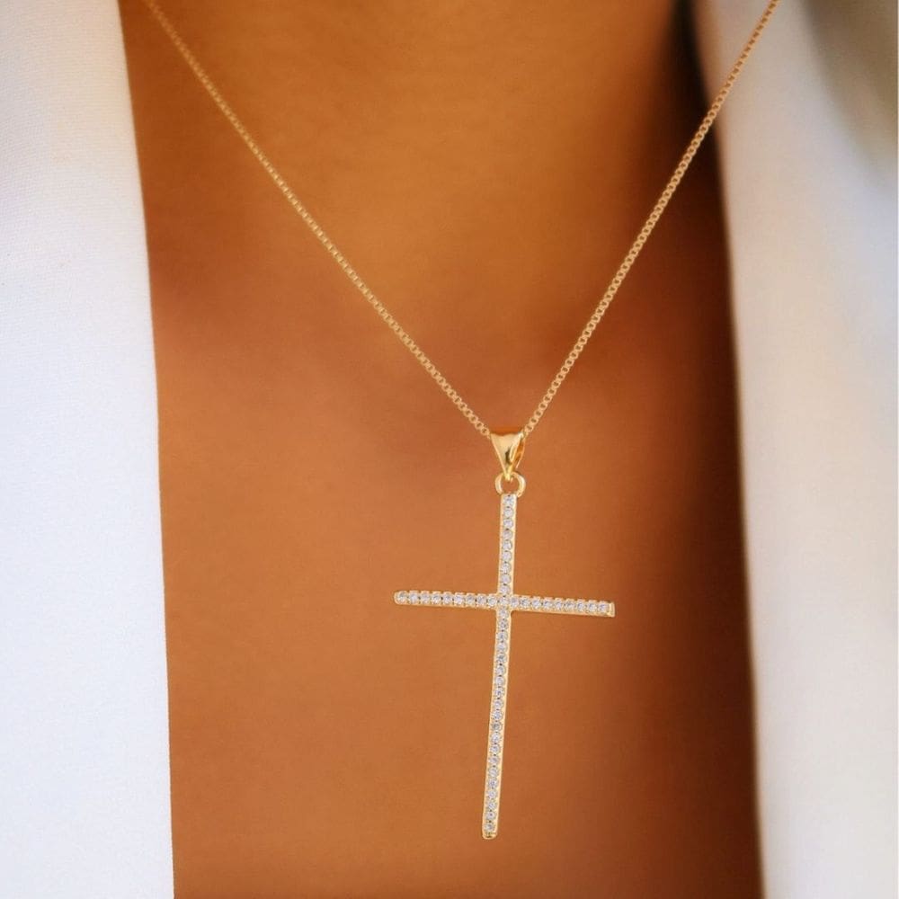 Colar com Cruz Semijoia