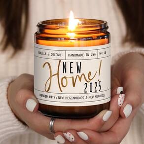 Vela de soja para presente de boas-vindas `New Home 2025` 250 mL - Soy and Sass