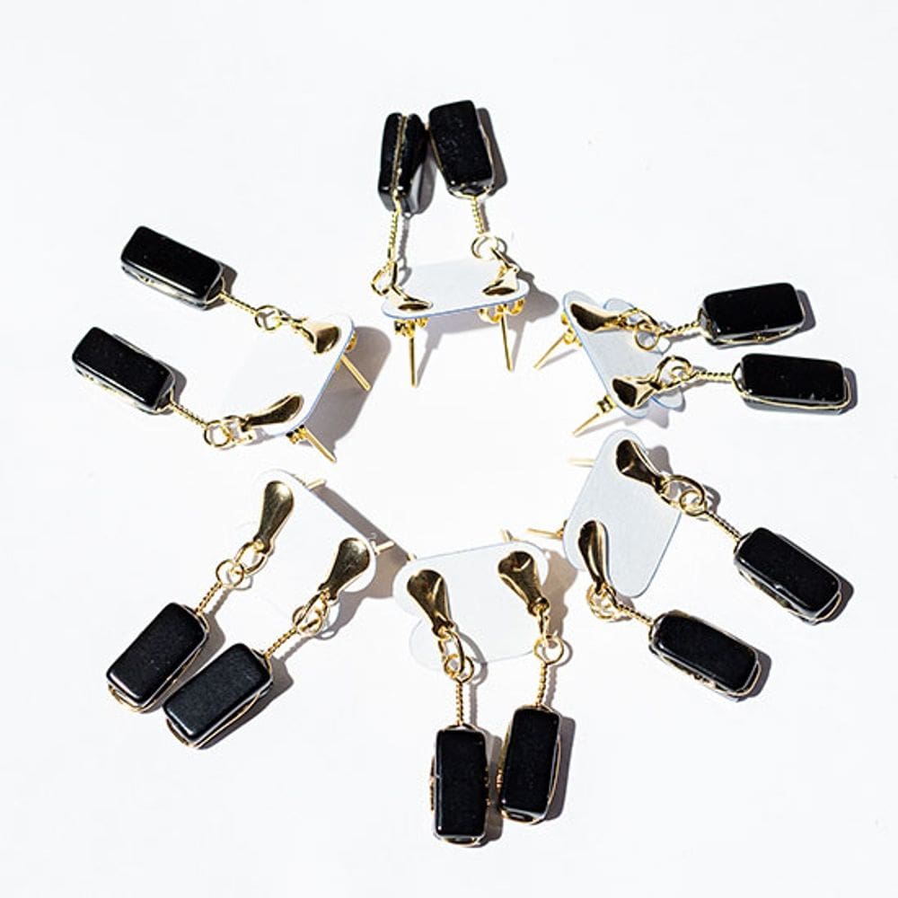 05 Brinco Pedra Obsidiana Negra Retângulo Ranhurado Dourado