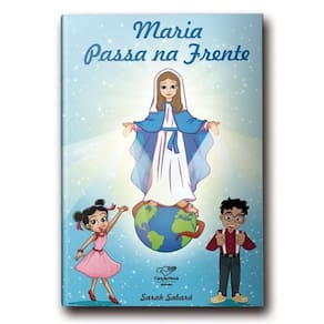 Maria passa na frente e pisa na cabeça da serpente