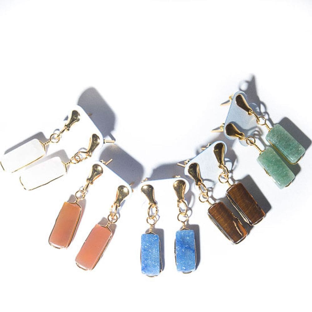 05 Brinco Pedras Mistas Retângulo Ranhurado Flash Dourado