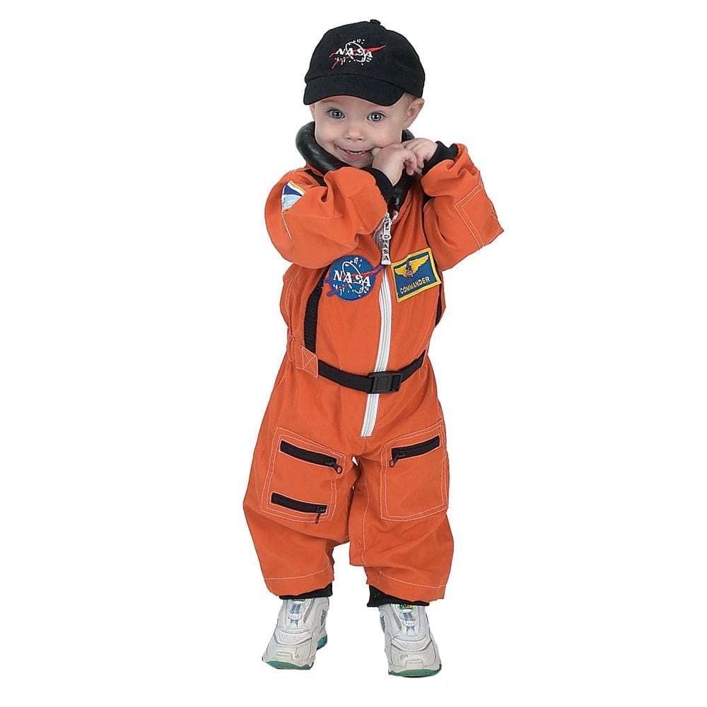 Roupa de astronauta Aeromax Jr. com boné e adesivos da NASA em laranja
