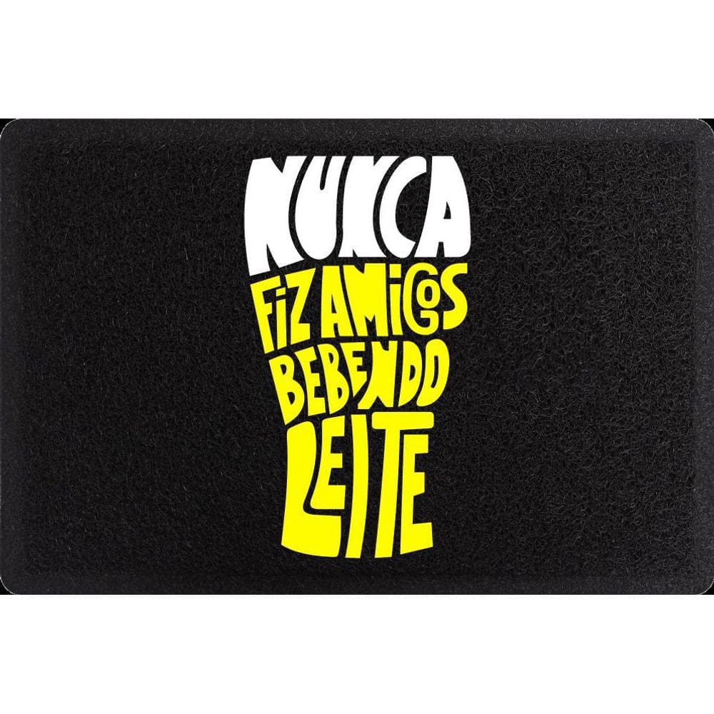 Tapete Preto Nunca Fiz Amigos Bebendo Leite 60X40Cm