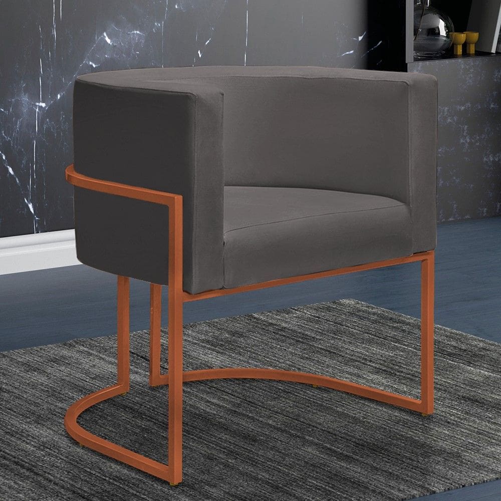 Poltrona Reforçada Decorativa Sala Nayara Base Ferro Bronze Suede