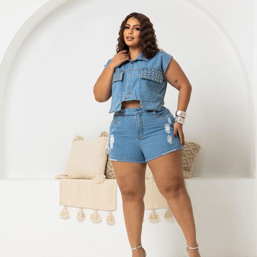 Short Feminino Plus Size Jeans Claro Com Botão Pressão