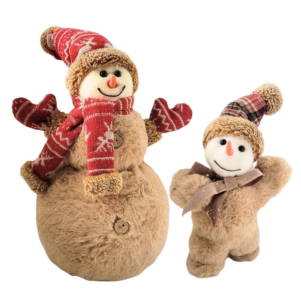 Jogo 2 Bonecos de Neve Decorativos Natal Pelúcia Marrom Claro Gorro e Cachecol Xadrez e Crochê 26cm e 20cm