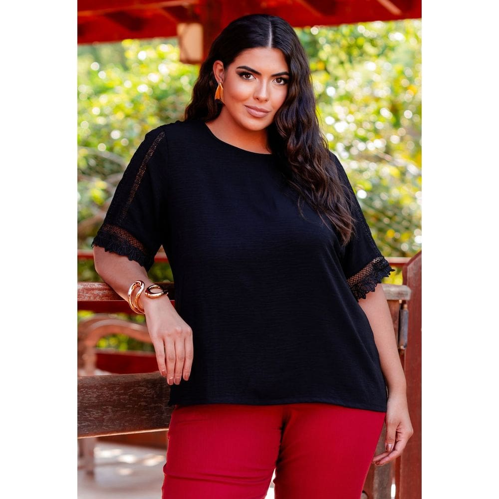 Blusa Plus Size Preta com Detalhe em Renda