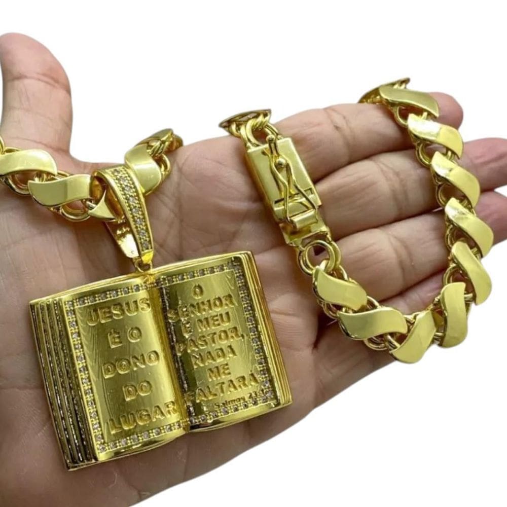 Cordão 13Mm Friso S + Pingente Bíblia - Banhado A Ouro