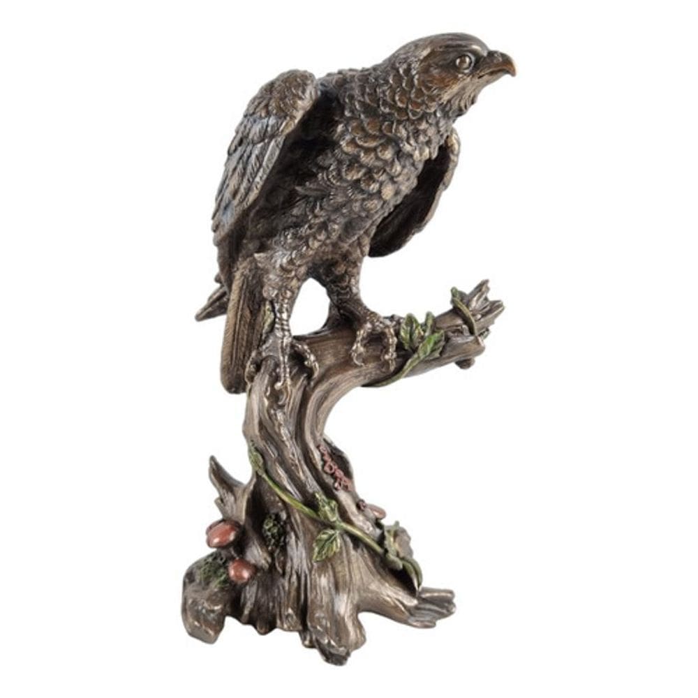 Estátua De Resina Falcão Imponente Sob O Tronco