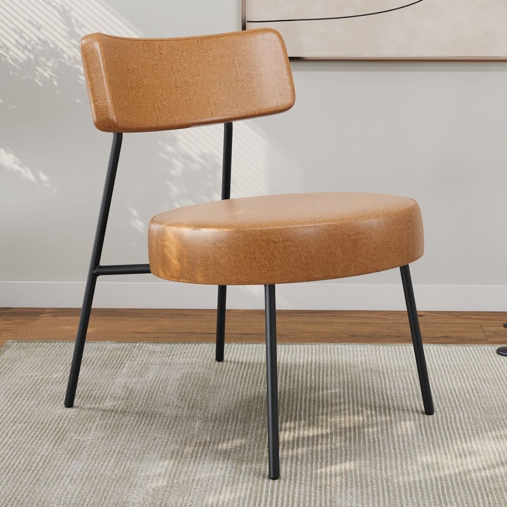 Poltrona Decorativa Sala de Estar Kobe Estofada com Encosto Couríssimo Whisky - Desk Design