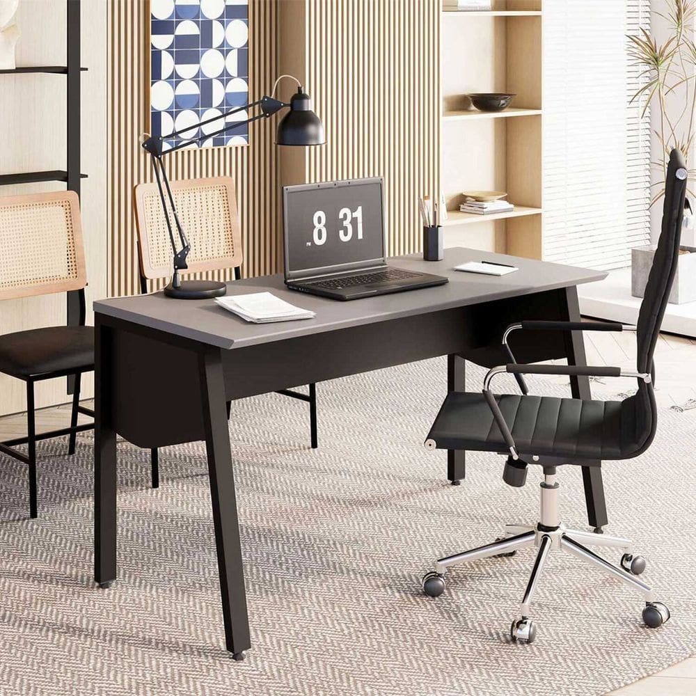 Mesa Escrivaninha 1,35m com Tampo Chanfrado e Pés Metálicos F5 Office Cinza Sagrado com Preto