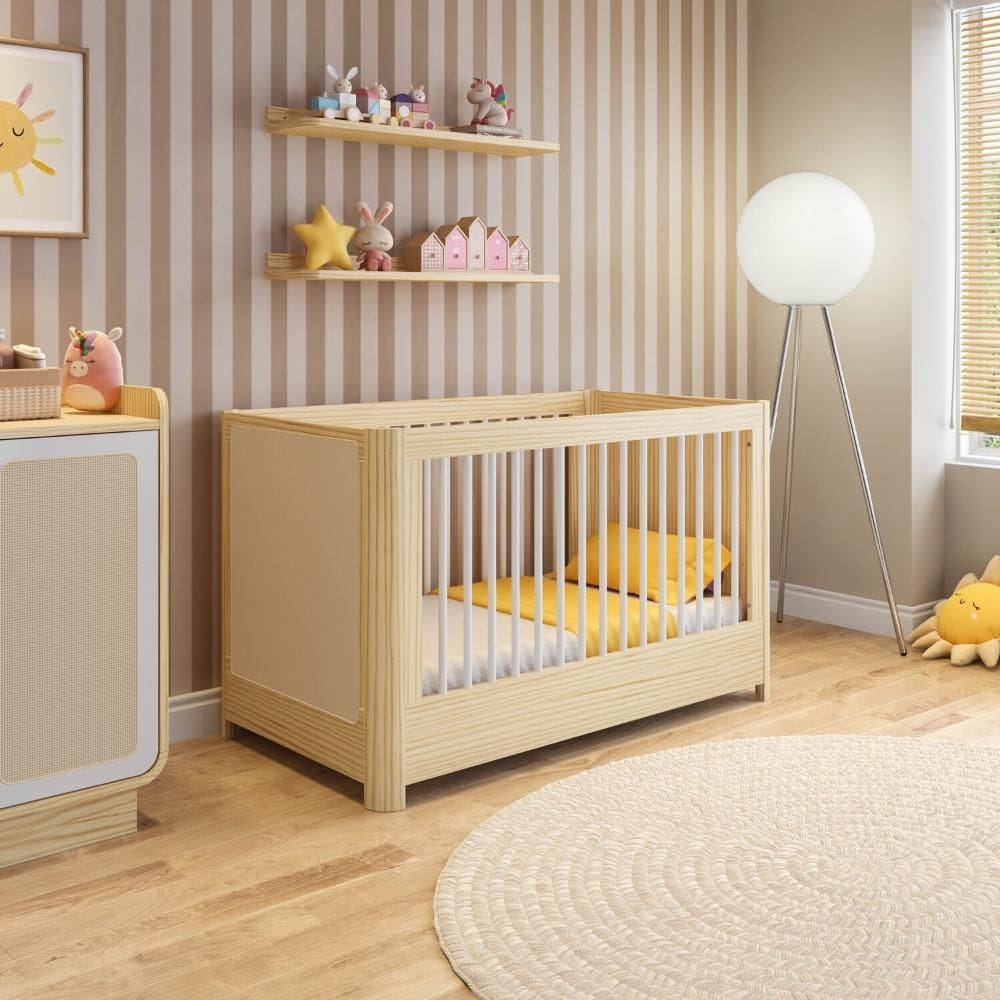 Berço 2 em 1 com Rattan e Grades Palito em Madeira Maciça Wave Casatema Natural/Branco