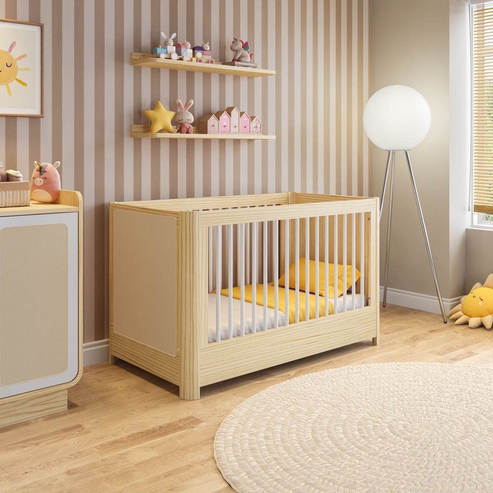 Berço 2 em 1 com Rattan e Grades Palito em Madeira Maciça Wave Casatema Natural/Branco