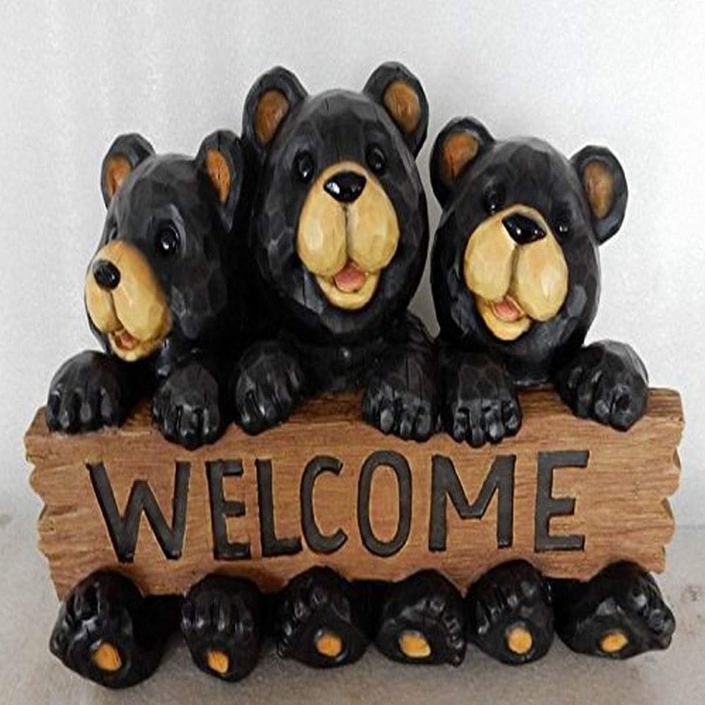 Estátua externa da família RUNADI Bear com placa de boas-vindas