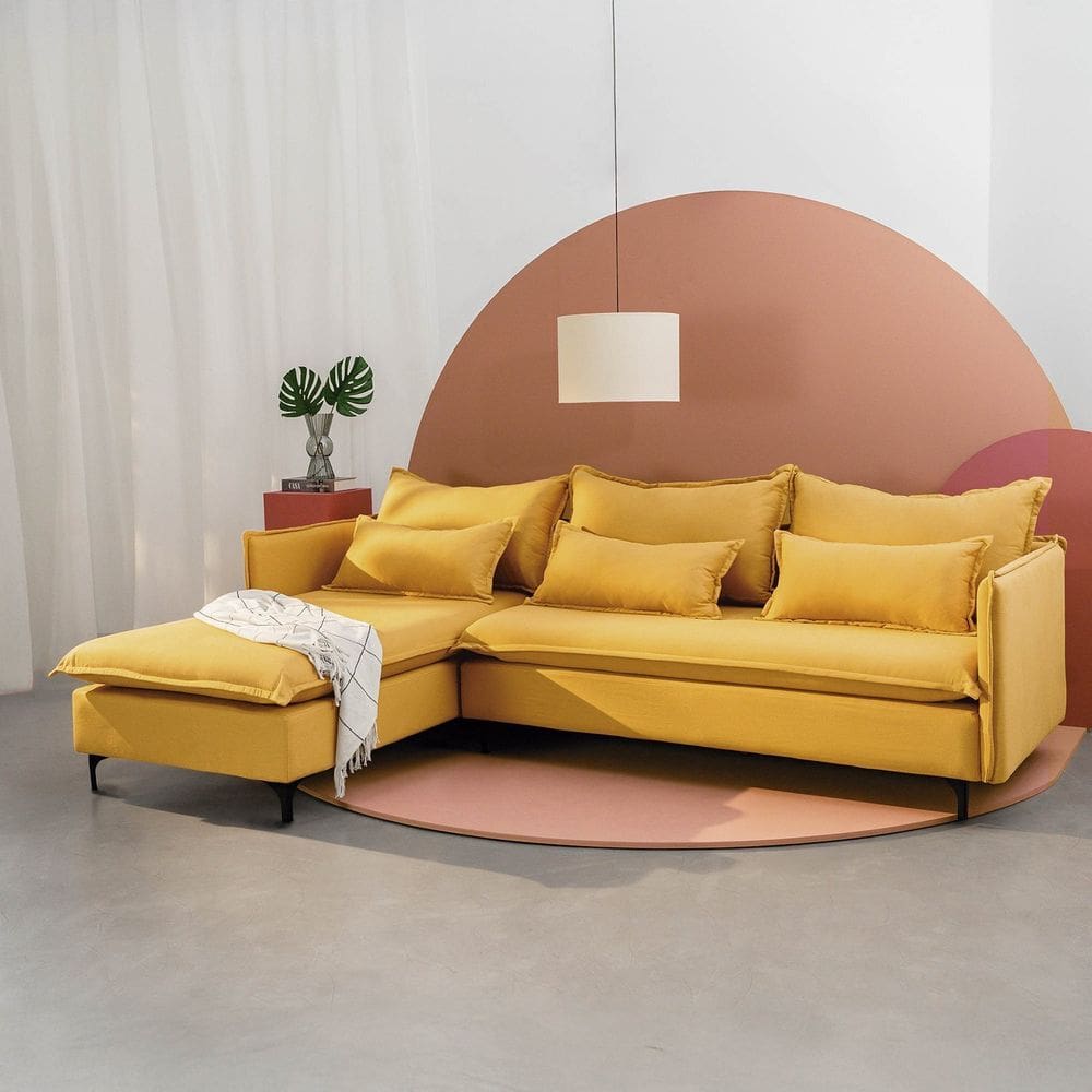 Sofá Modular 3 Lugares com Chaise e Pé Metal Sôma Cabecasa Madeiramadeira Mostarda