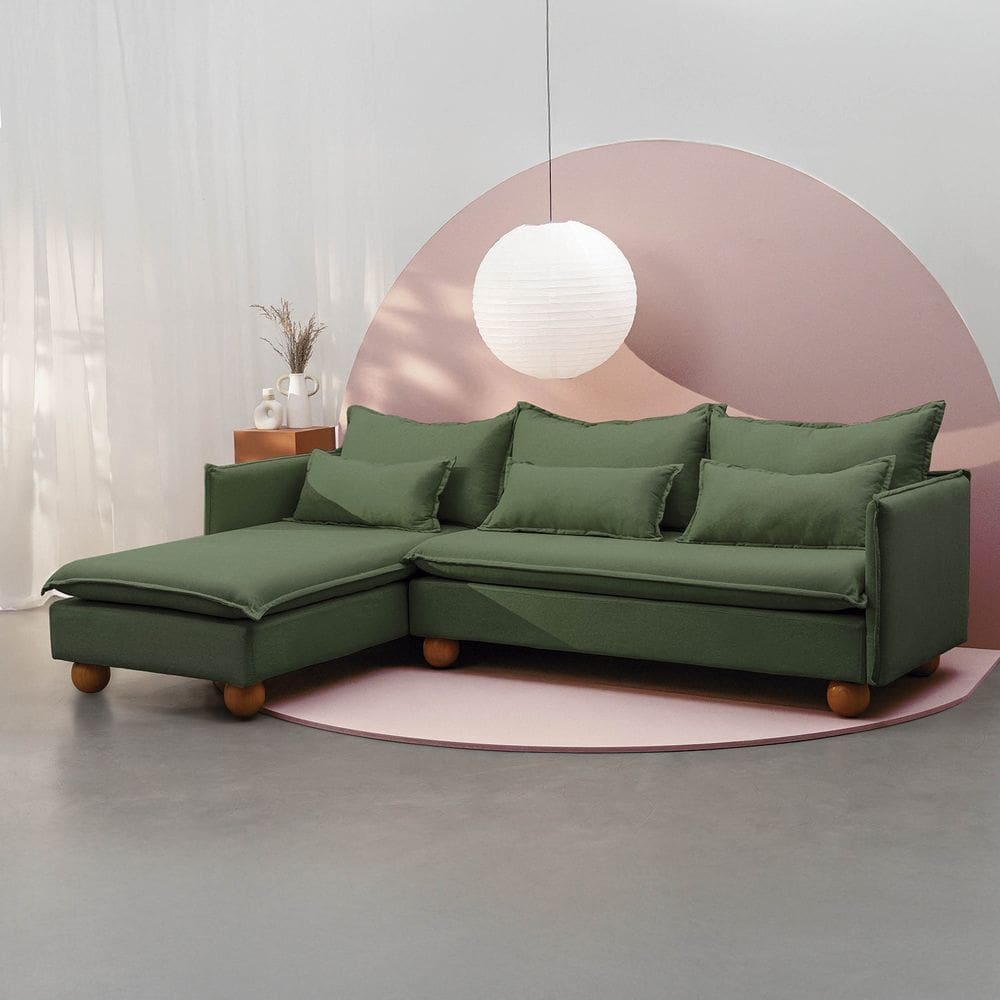 Sofá Modular 3 Lugares com Chaise e Pé Bolinha Sôma Cabecasa Madeiramadeira Verde