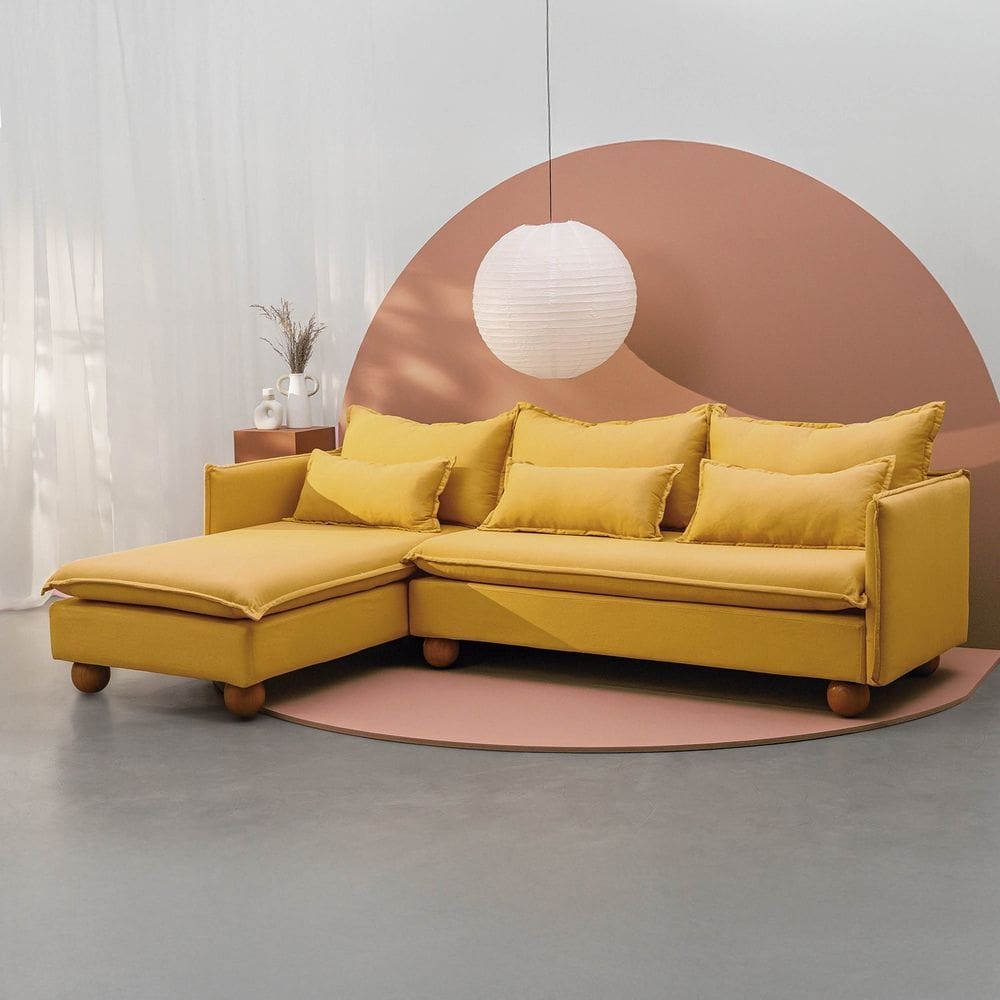 Sofá Modular 3 Lugares com Chaise e Pé Bolinha Sôma Cabecasa Madeiramadeira Mostarda