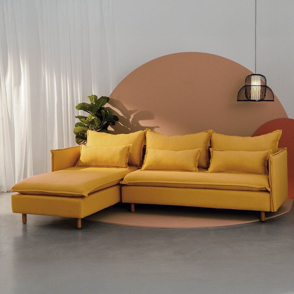 Sofá Modular 3 Lugares com Chaise e Pé Madeira Sôma Cabecasa Madeiramadeira Mostarda