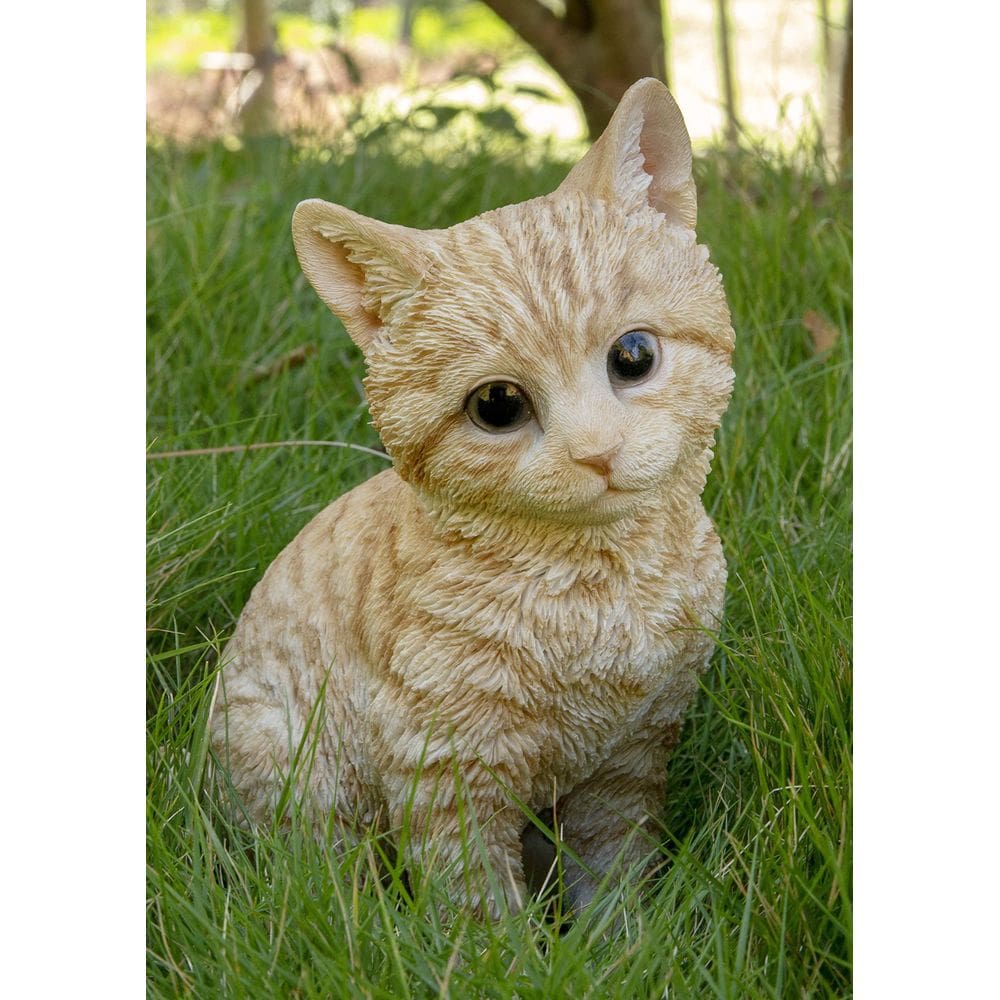 Estatueta Hi-Line Gift Ltd com cabeça inclinada para o gatinho malhado laranja