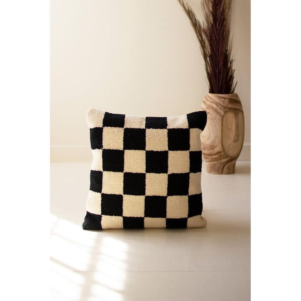 Almofada KALALOU quadriculada preta branca com gancho à mão 46x46cm