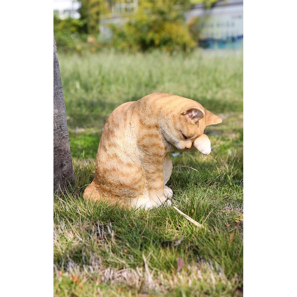 Presente Hi- Line 87698-Uma estátua americana de gato malhado laranja lavando cabelos curtos