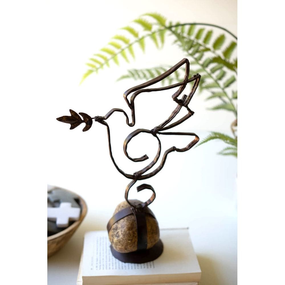 Escultura de pomba da paz em metal sobre base rochosa 11x25x36 cm