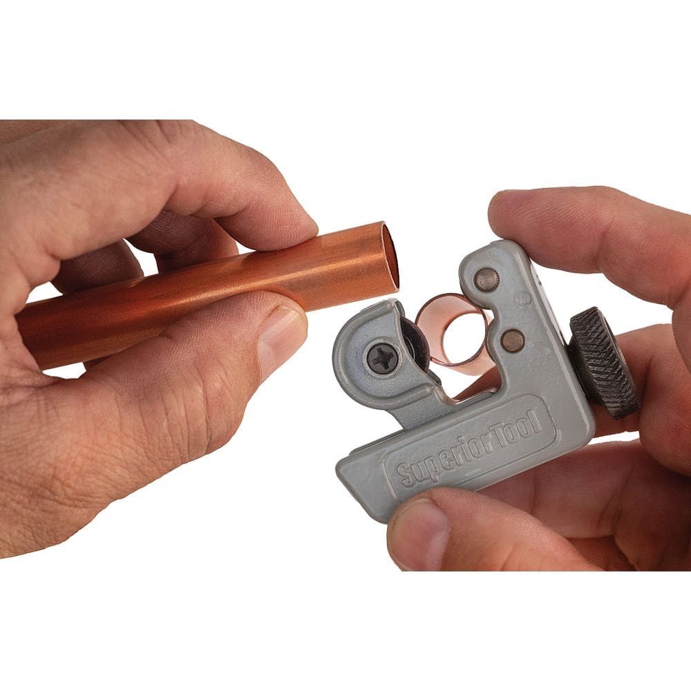 Mini cortador de tubos de diâmetro grande Superior Tool 35180 1-1/8” O.D. - Mini cortador de tubos de um e um oitavo de diâmetro externo, cinza